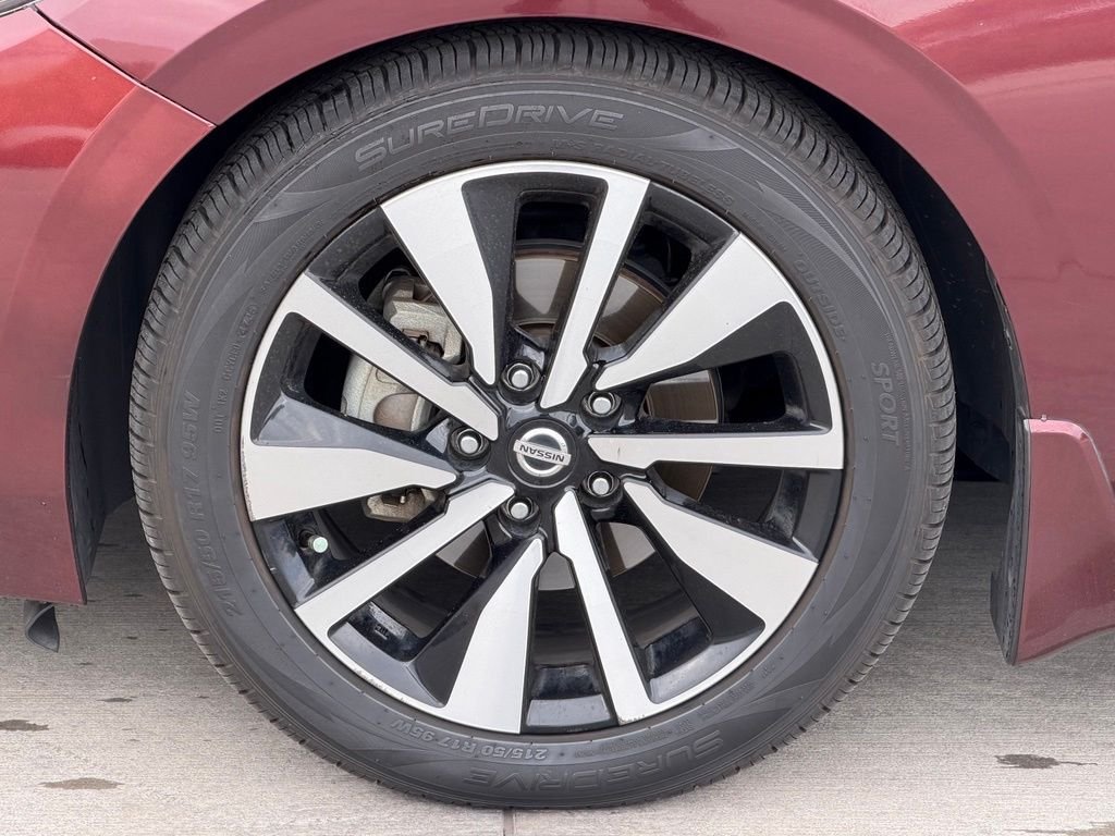 Used 2021  Nissan SV image 7