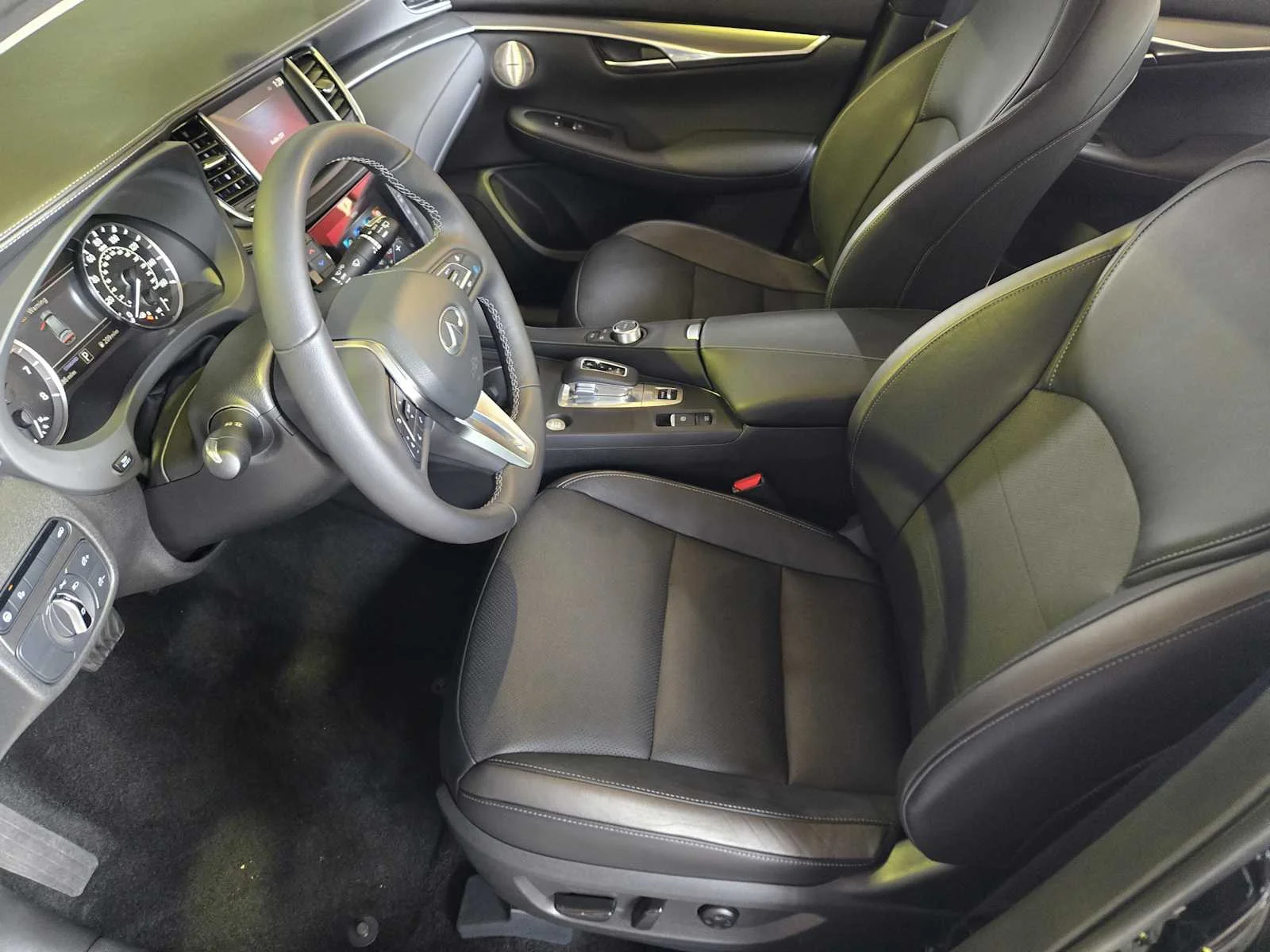 Certified Used 2025 Black Obsidian INFINITI LUXE image 14