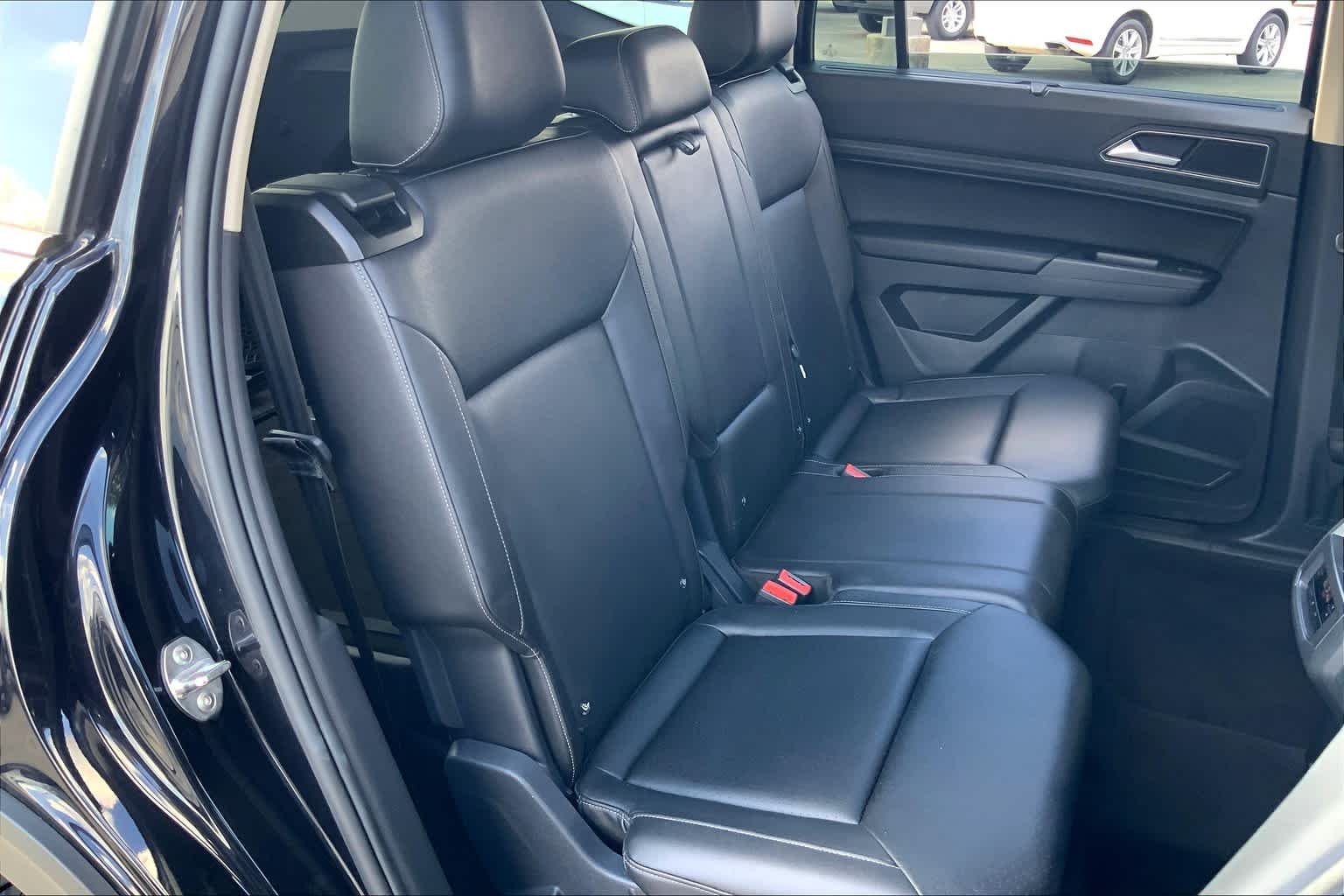 Used 2018 Deep Black Pearl Volkswagen 3.6L V6 SE w/Technology image 19