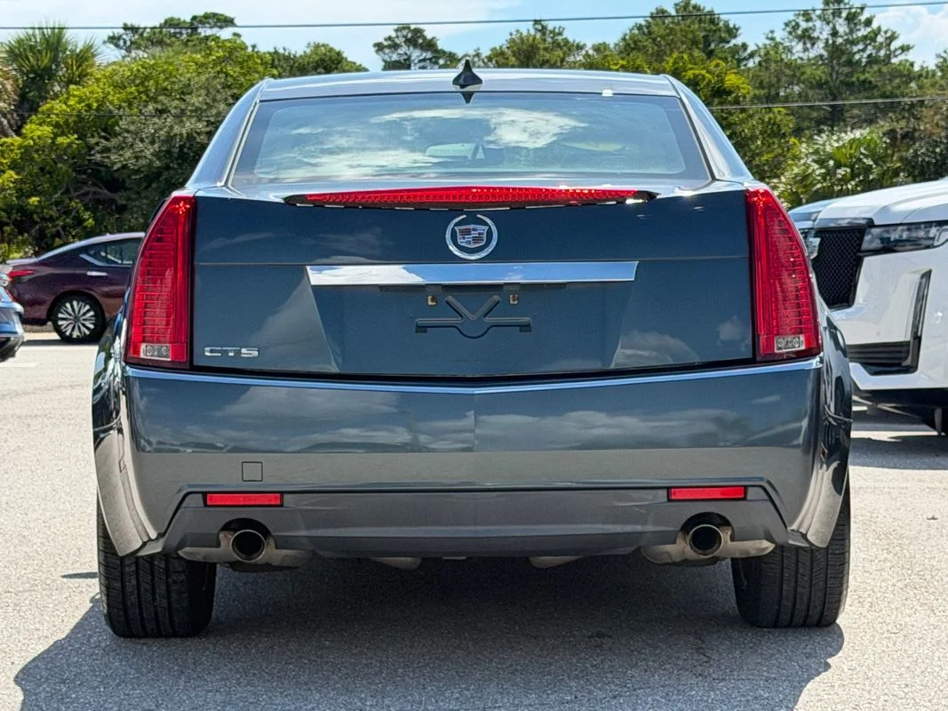 Used 2010  Cadillac Luxury image 3