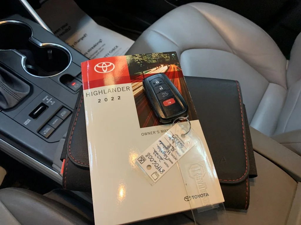 Used 2022 Beige Toyota XLE image 9