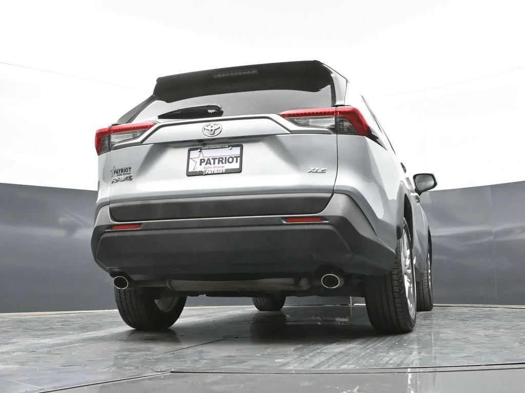 Used 2020 Silver Toyota XLE Premium image 44