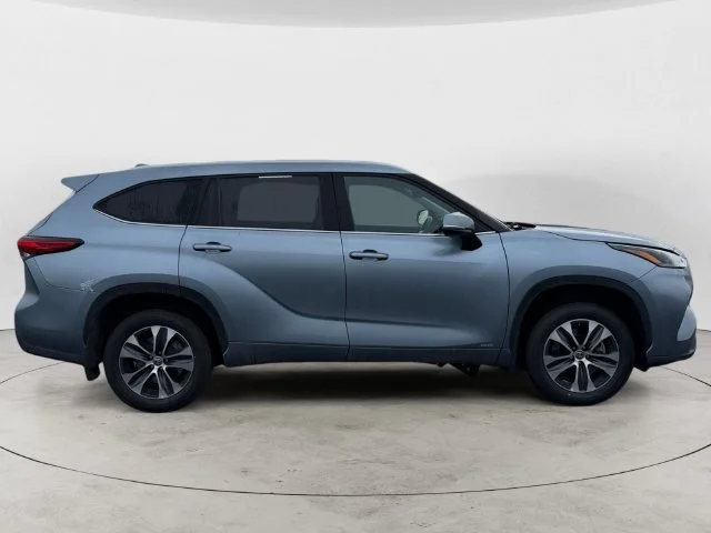 Used 2022 Moon Dust Toyota XLE image 4
