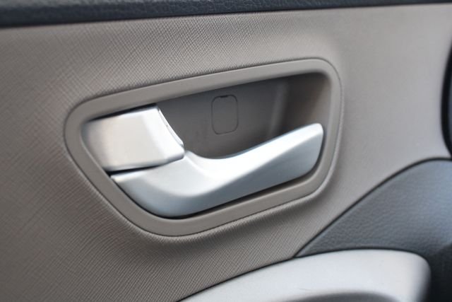 Used 2015 Silver Hyundai Base image 5