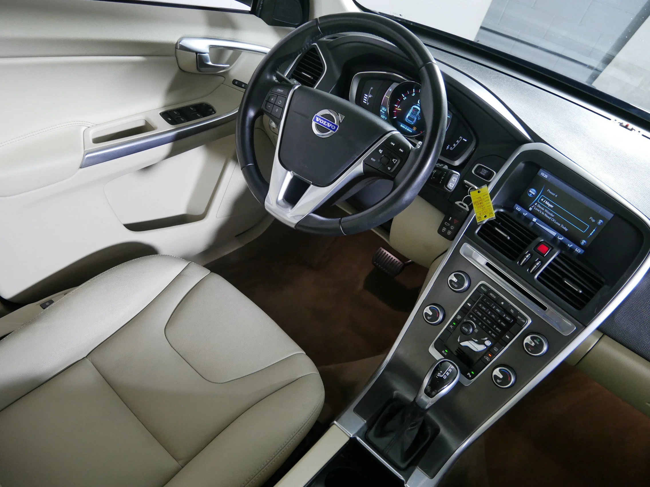 Used 2015 Caspian Blue Metallic Volvo T6 image 9