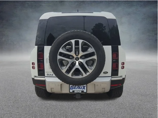 Used 2022 White Land Rover SE image 6