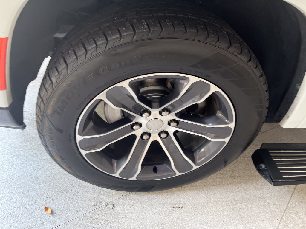 Used 2024 White Jeep Base image 9