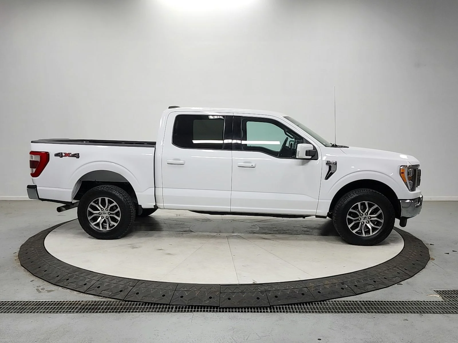 Used 2021 White Ford Lariat image 8