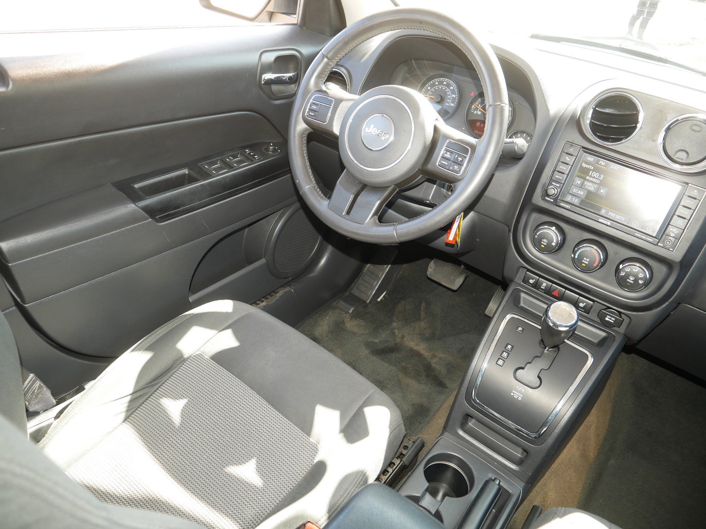 Used 2017 Mojave Sand Clearcoat Jeep Latitude image 9