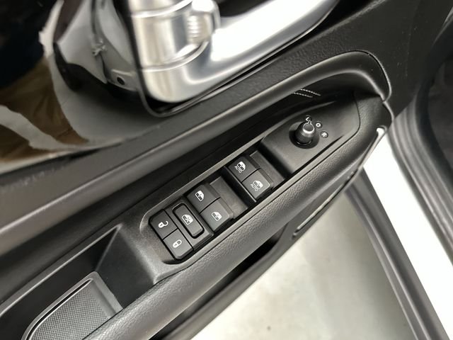 Used 2022 White Jeep Latitude image 17