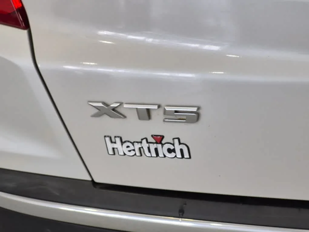Used 2018 Crystal White Tricoat Cadillac FWD image 24