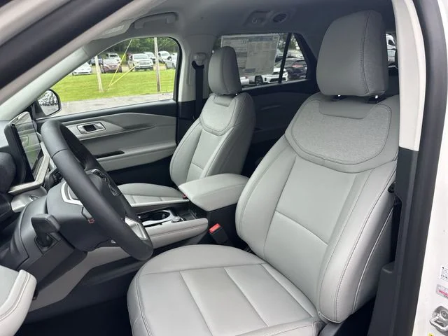 New 2026 Star White Metallic Tri-Coat Ford Active image 15