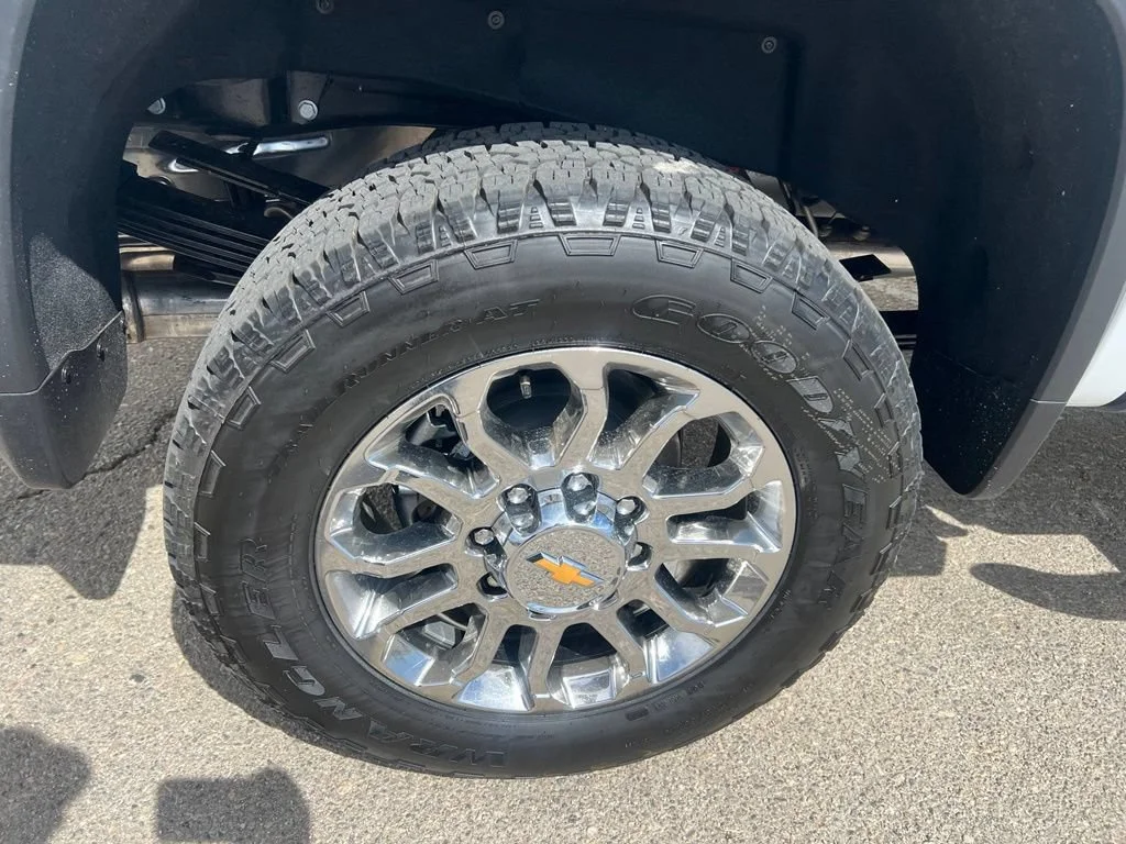 New 2026 Summit White Chevrolet LTZ image 30