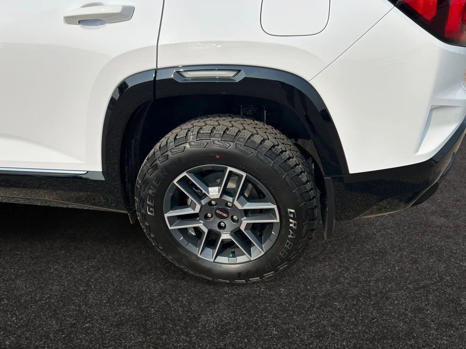 New 2027 Summit White GMC AWD AT4 image 9