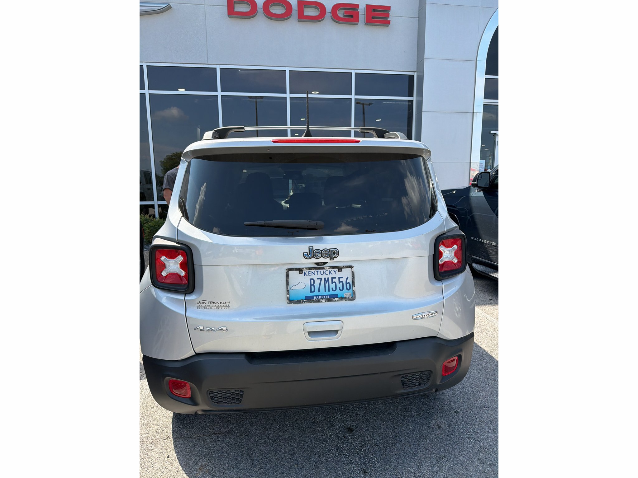 Used 2019 Glacier Metallic Clearcoat Jeep Latitude image 4