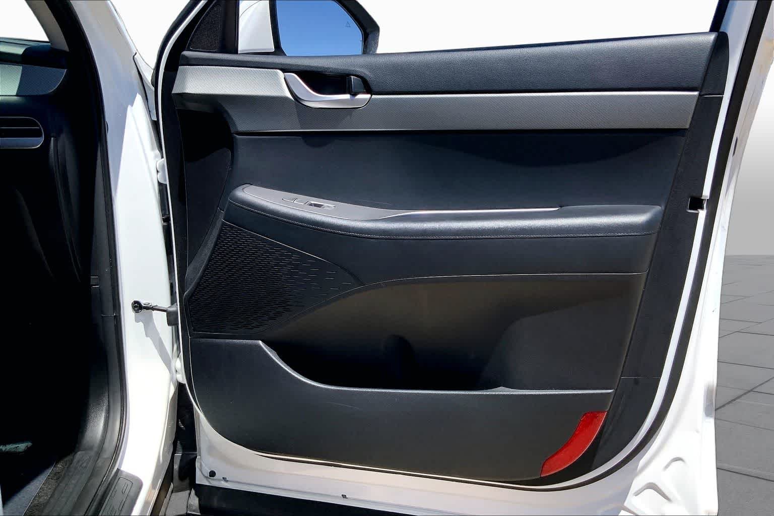 Used 2025 Hyper White Hyundai SEL image 22