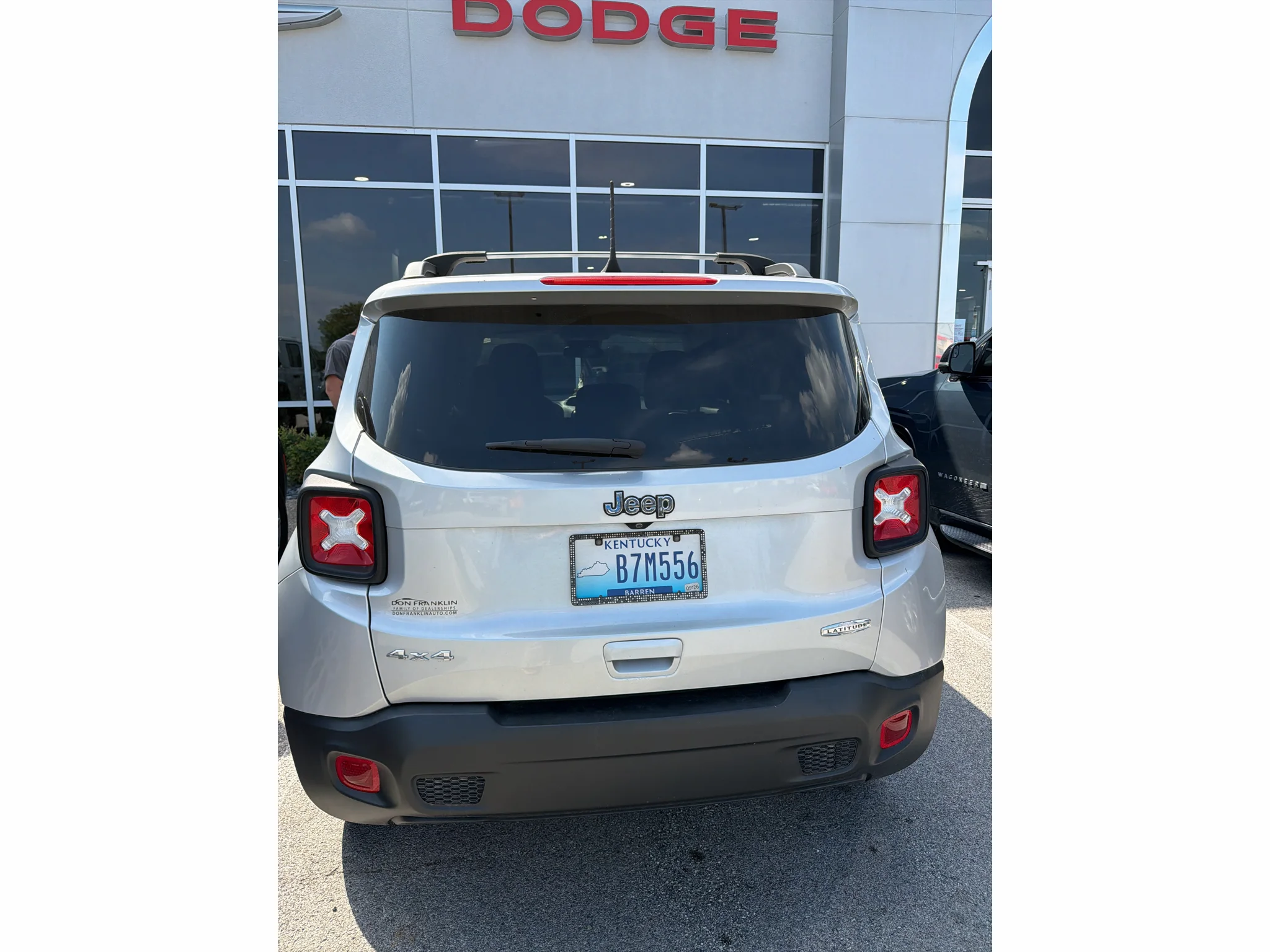 Used 2019 Glacier Metallic Clearcoat Jeep Latitude image 4