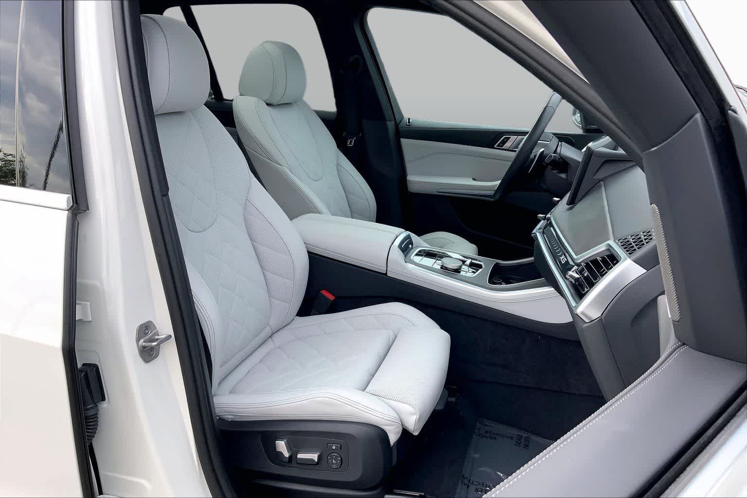 Used 2025 Alpine White BMW sDrive40i image 9