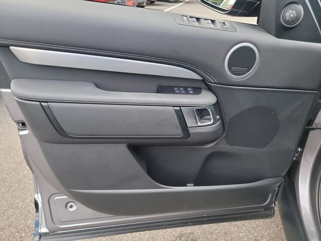 Used 2023 Gray Land Rover S R-Dynamic image 17