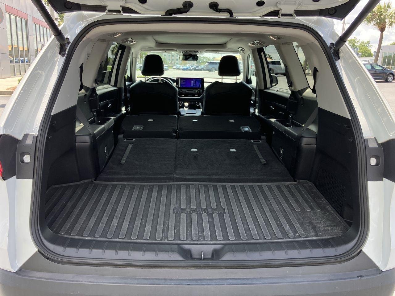 Used 2024 White (Wind Chill Pearl) Toyota XLE AWD image 28