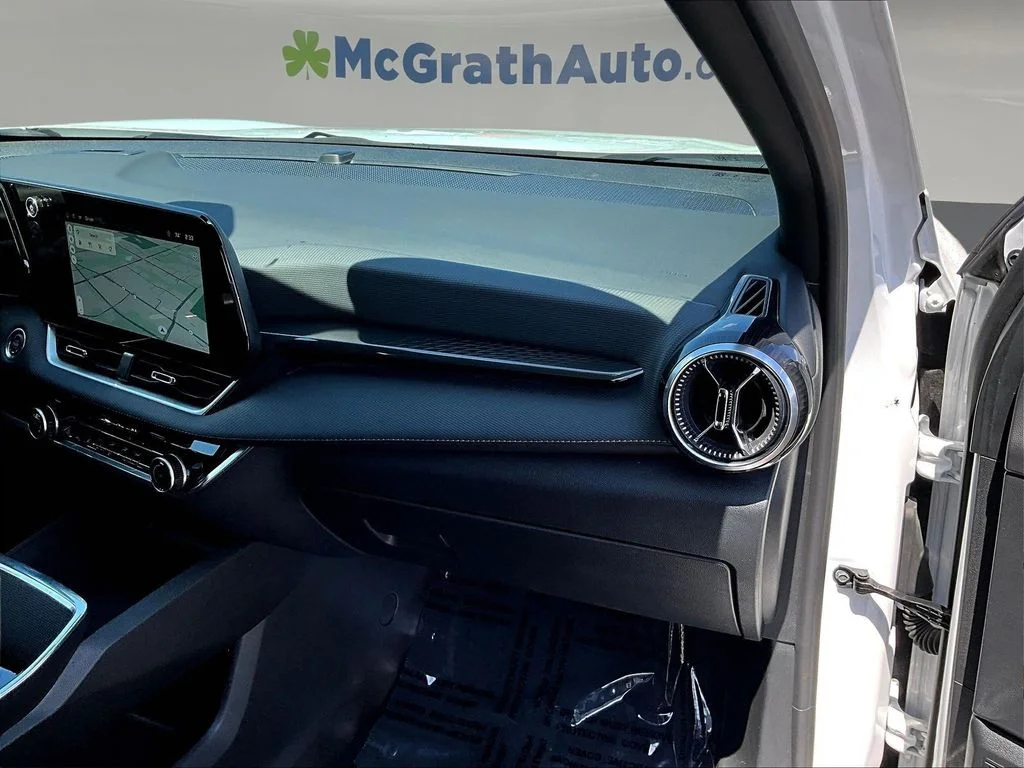 Used 2025 White Chevrolet LT image 29