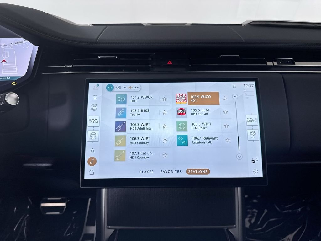 New 2026 SANTORN BLK MET Land Rover SE image 16