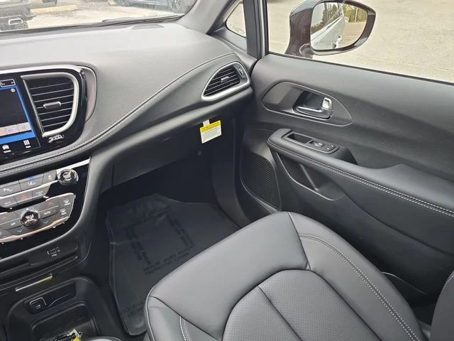 2026 Chrysler Pacifica Select - Photo 12