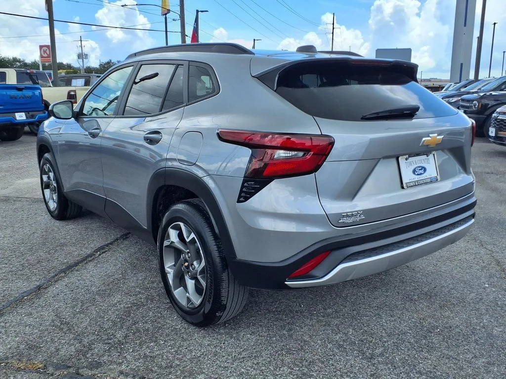 Used 2025 Gray Chevrolet LT image 4