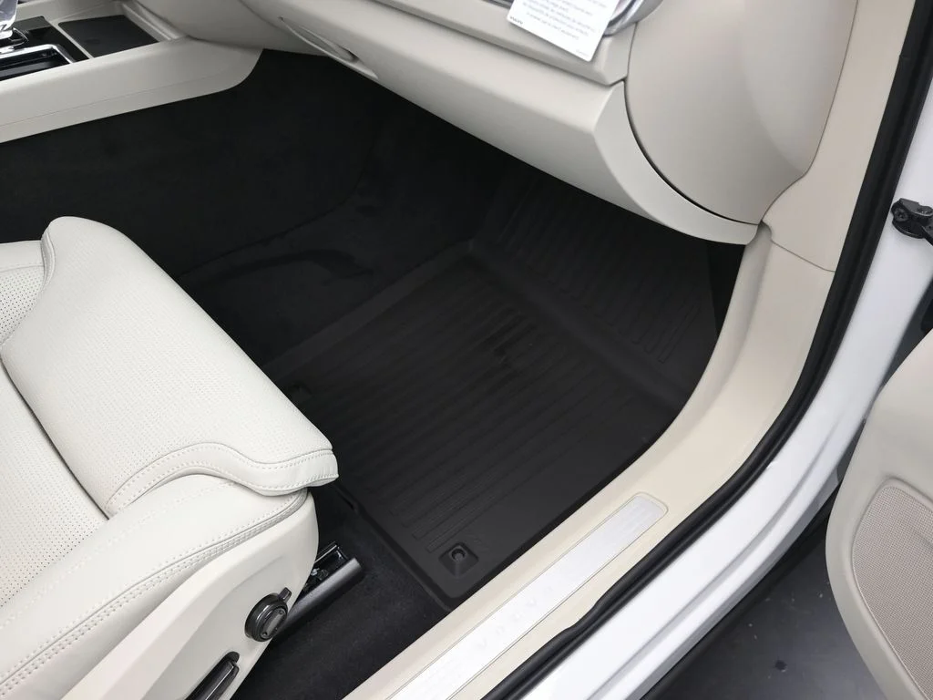 New 2026 White Volvo T8 Ultra image 25