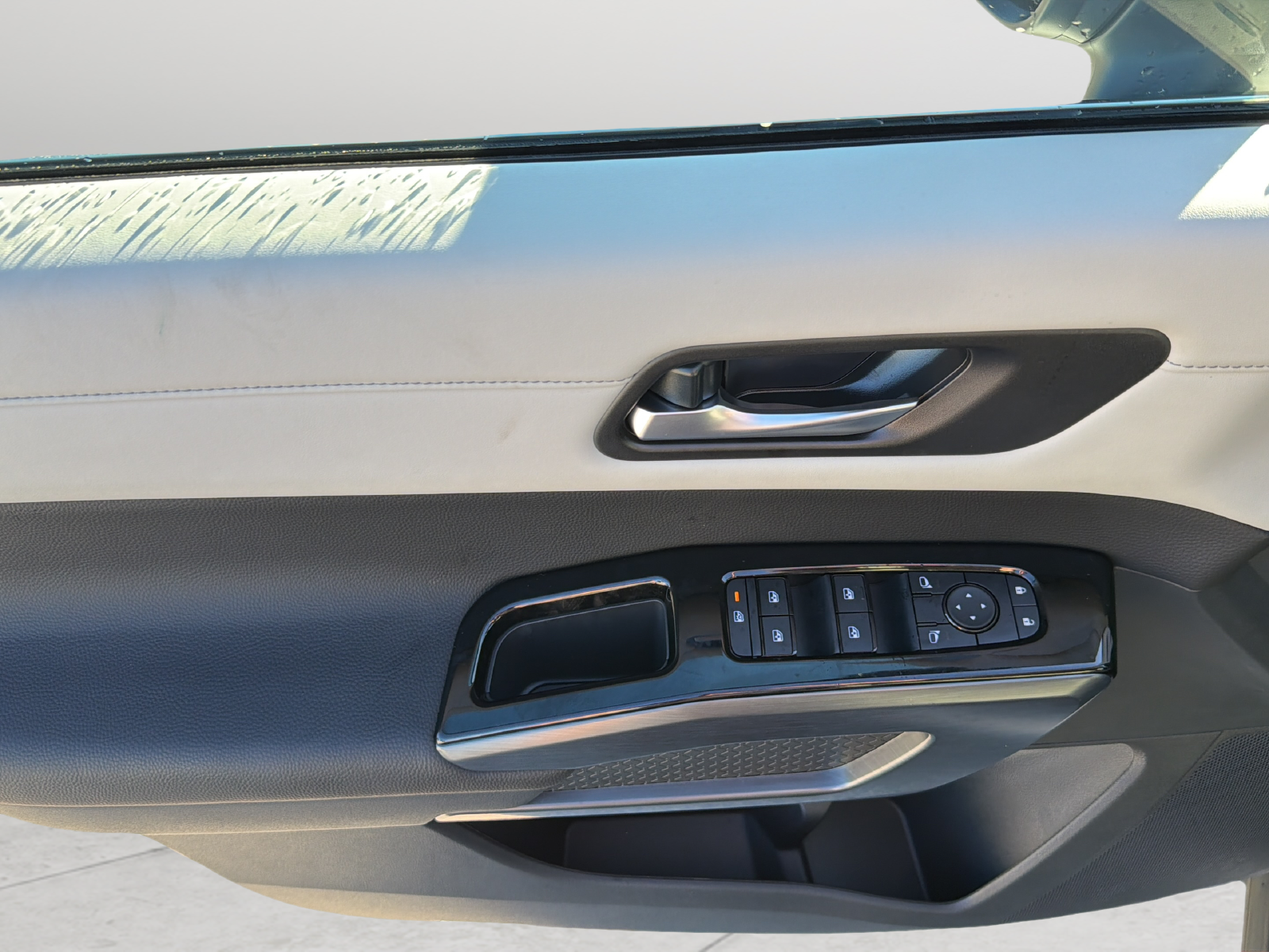 New 2026 White Nissan SL image 30