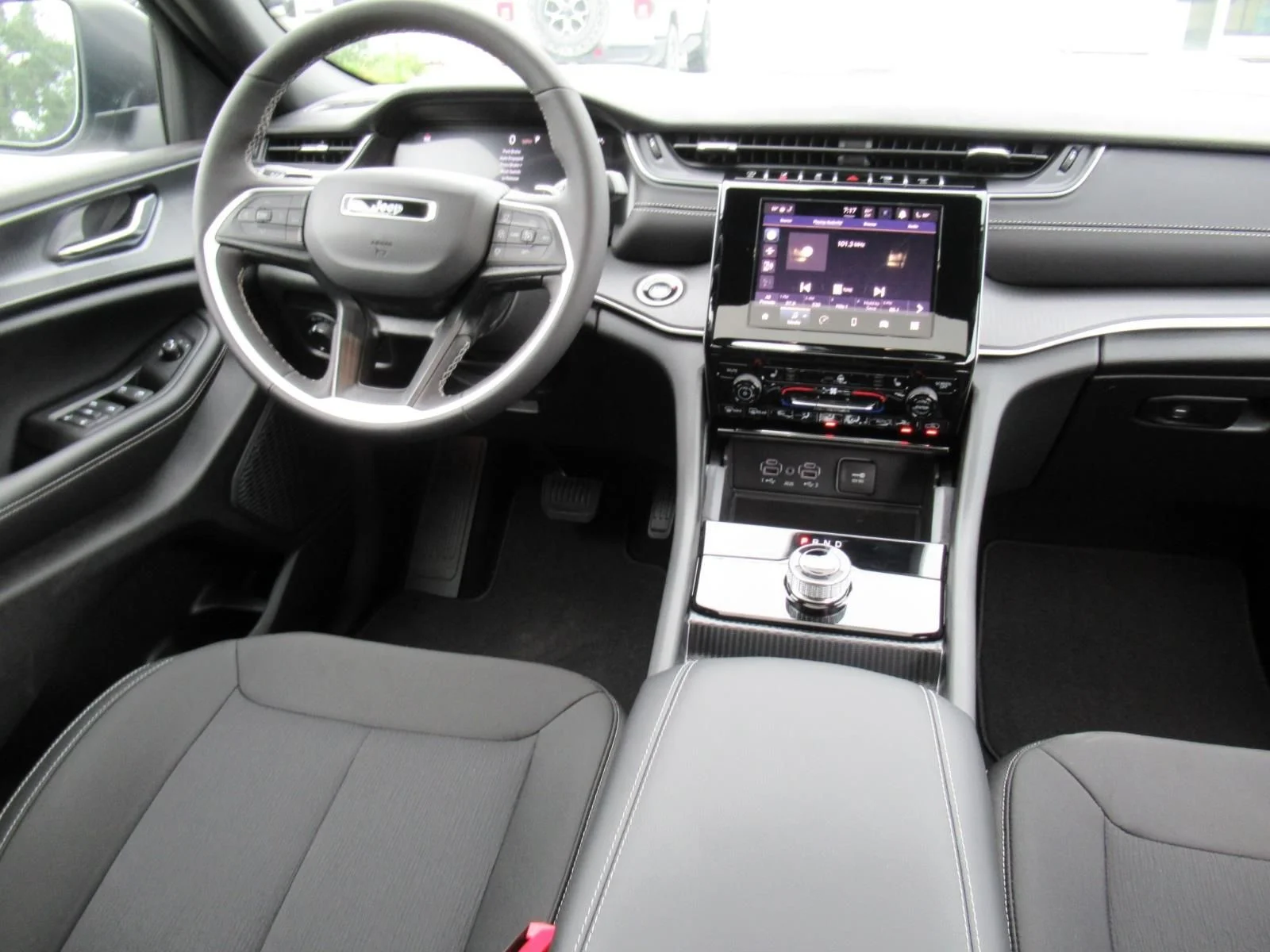 New 2026 Silver Zynith Exterior Paint Jeep Laredo X image 11