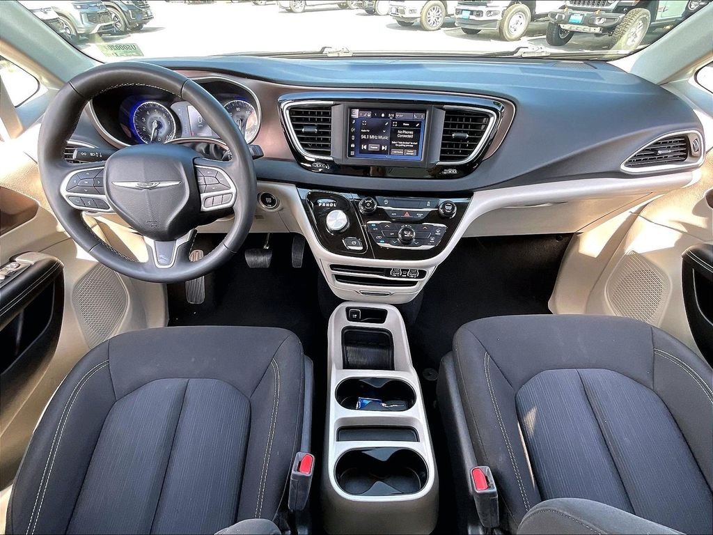 Used 2023 Silver Mist Clearcoat Chrysler LX image 21