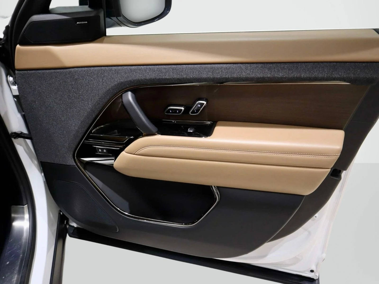 Used 2023 Fuji White Land Rover SE image 15