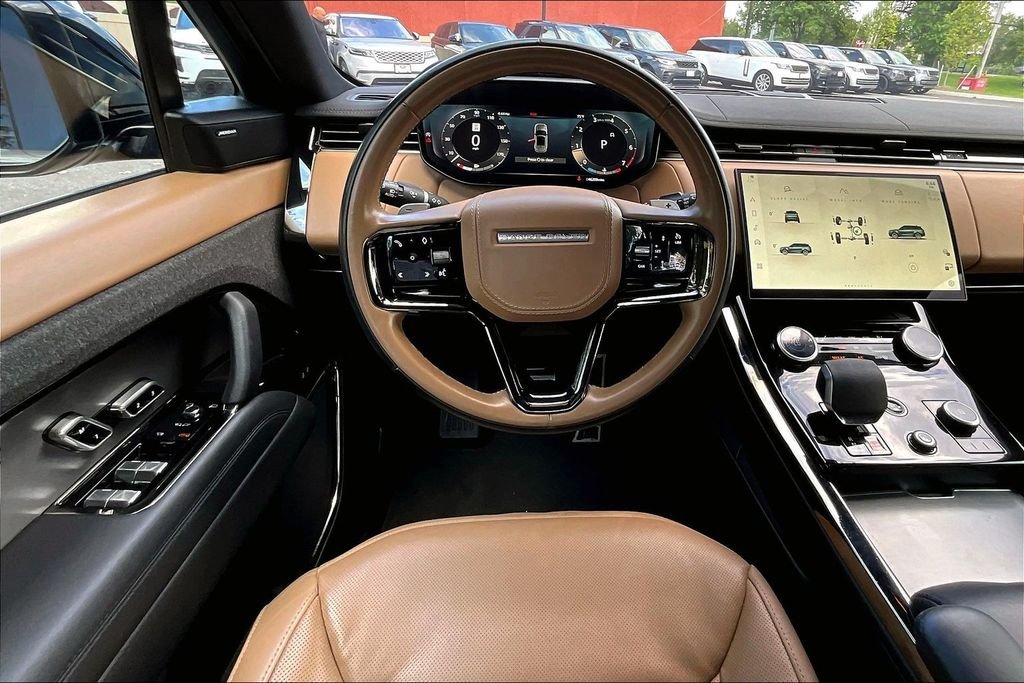Used 2023  Land Rover SE Dynamic image 5