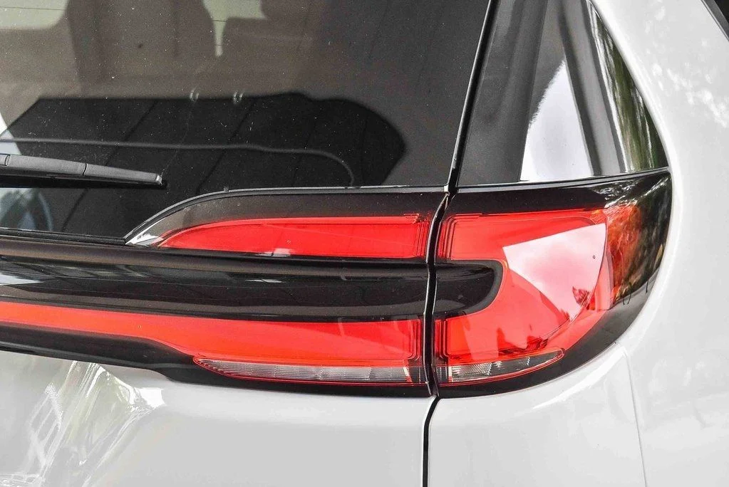 New 2026 Bright White Clear-Coat Exterior Paint Chrysler Pinnacle image 7