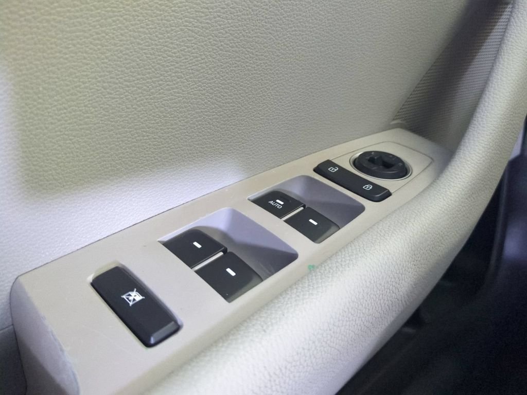 Used 2019 Gray Hyundai SE image 28