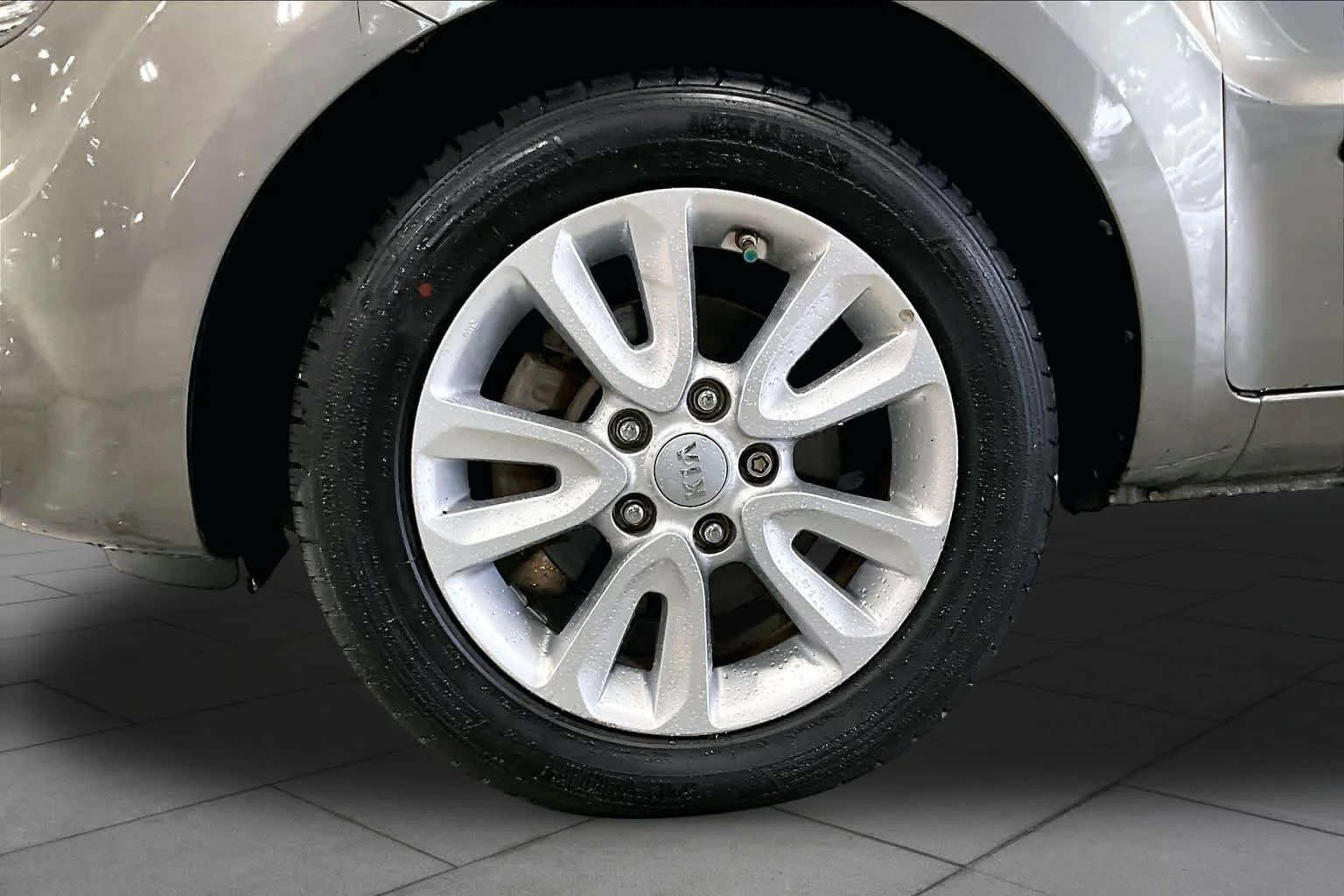 Used 2012 Titanium Pearl Metallic Kia + image 10