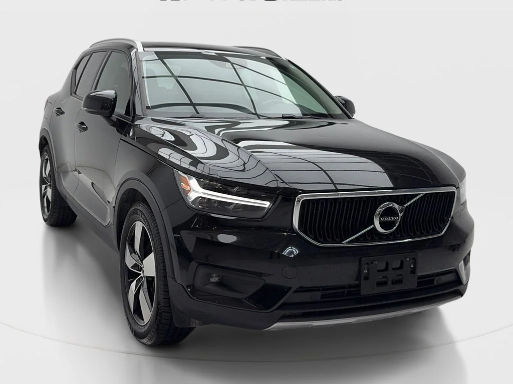 Used 2021 Black Volvo Momentum image 2