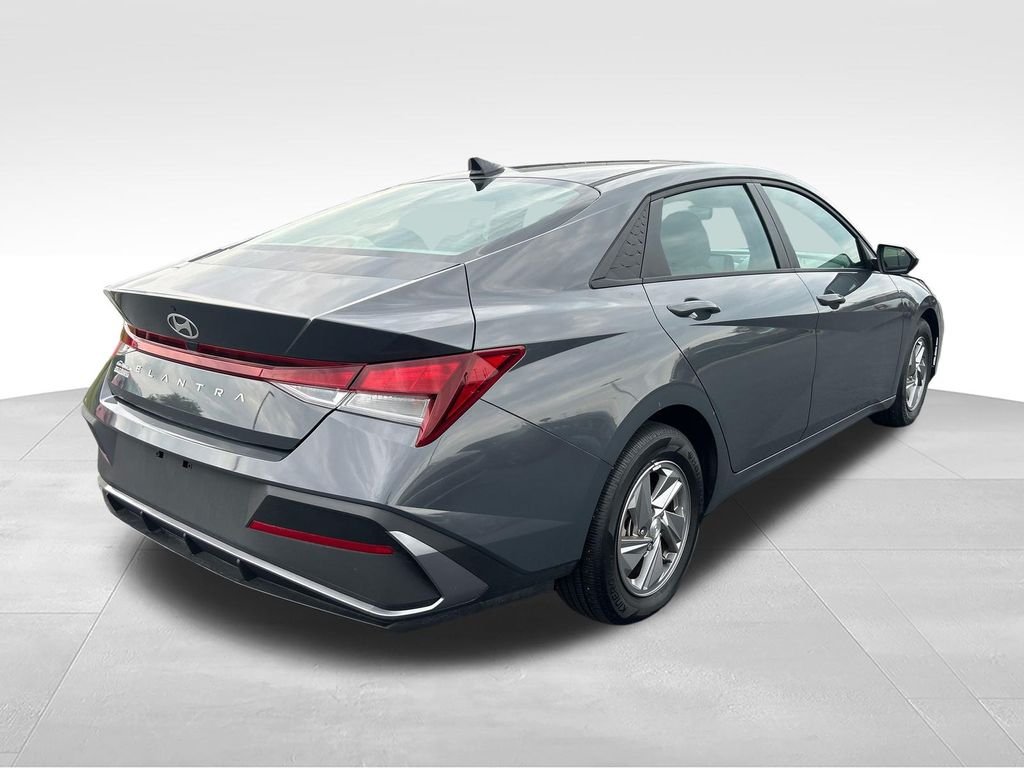 2024 Hyundai Elantra SE - Photo 6