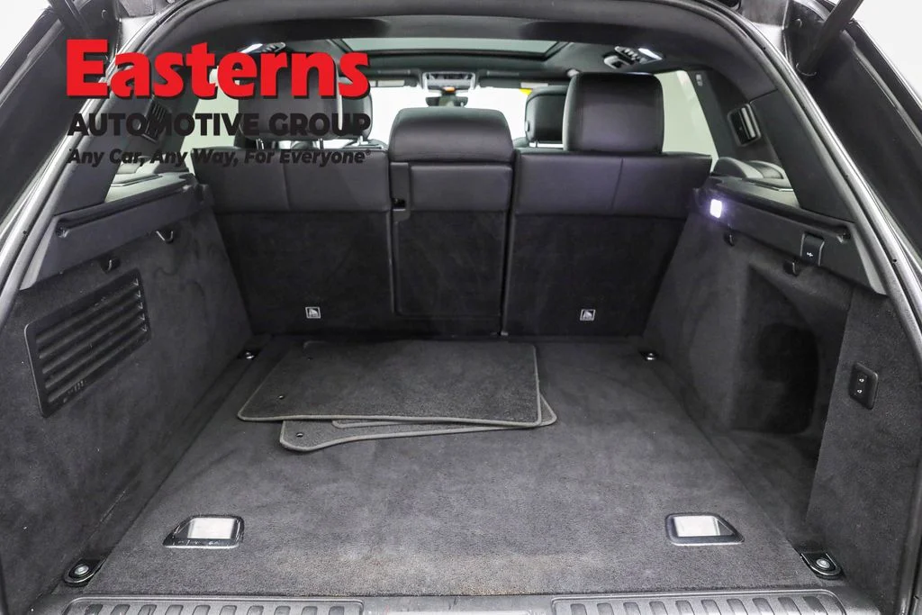 Used 2022 Red Land Rover HSE Silver Edition image 9