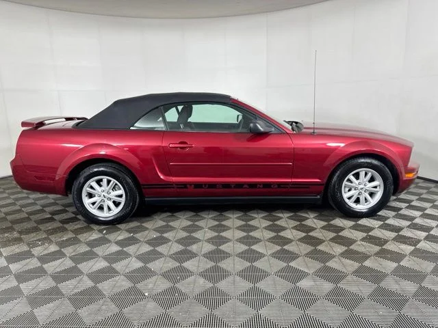 Used 2005 Red Ford V6 image 2