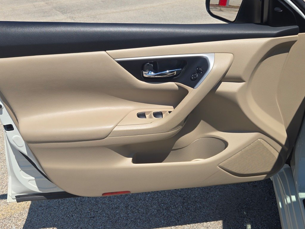 Used 2016 White Nissan 2.5 SV image 22