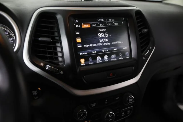Used 2018 Gray Jeep Latitude Plus image 9