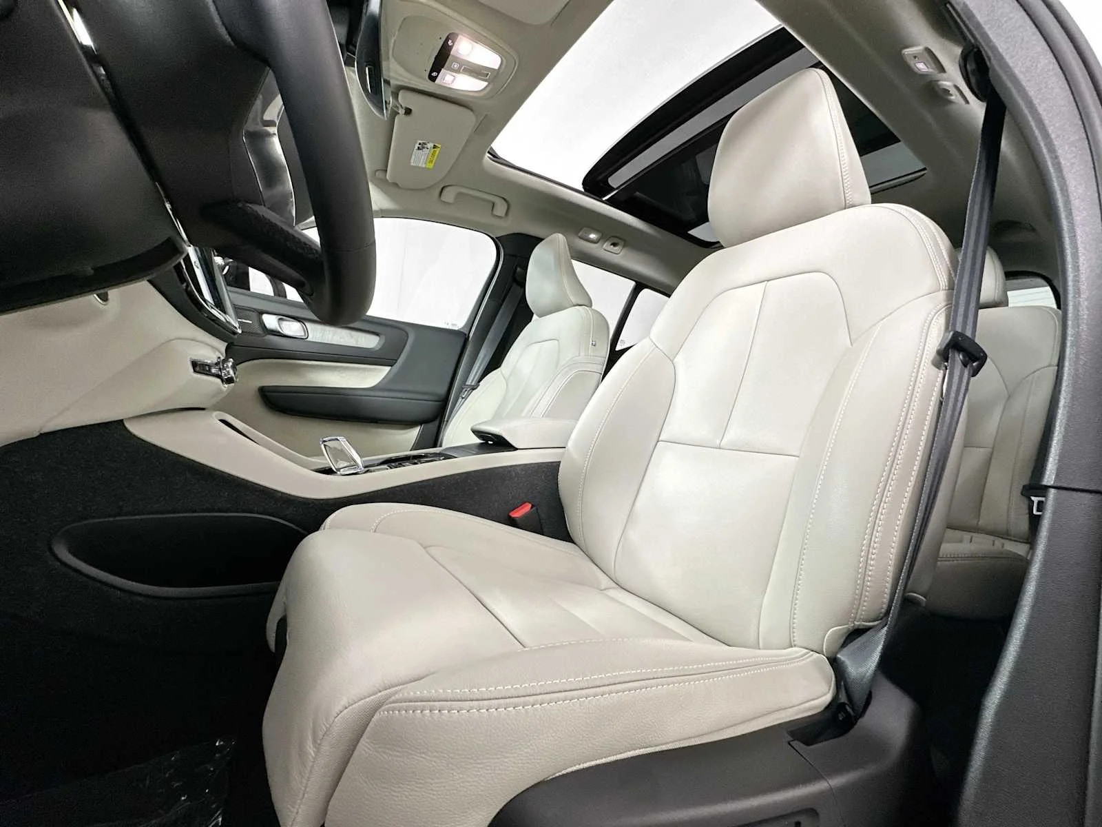Certified Used 2025 Crystal White Volvo Plus image 19