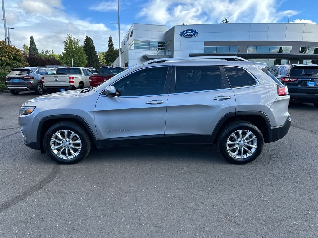 Used 2019 Silver Jeep Latitude image 3