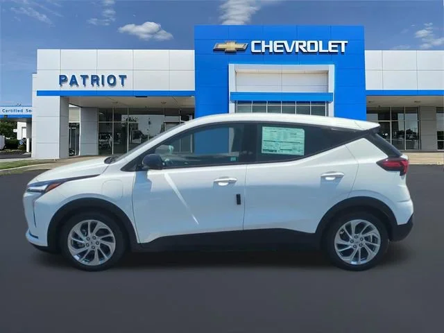 New 2027 Summit White Chevrolet LT image 7