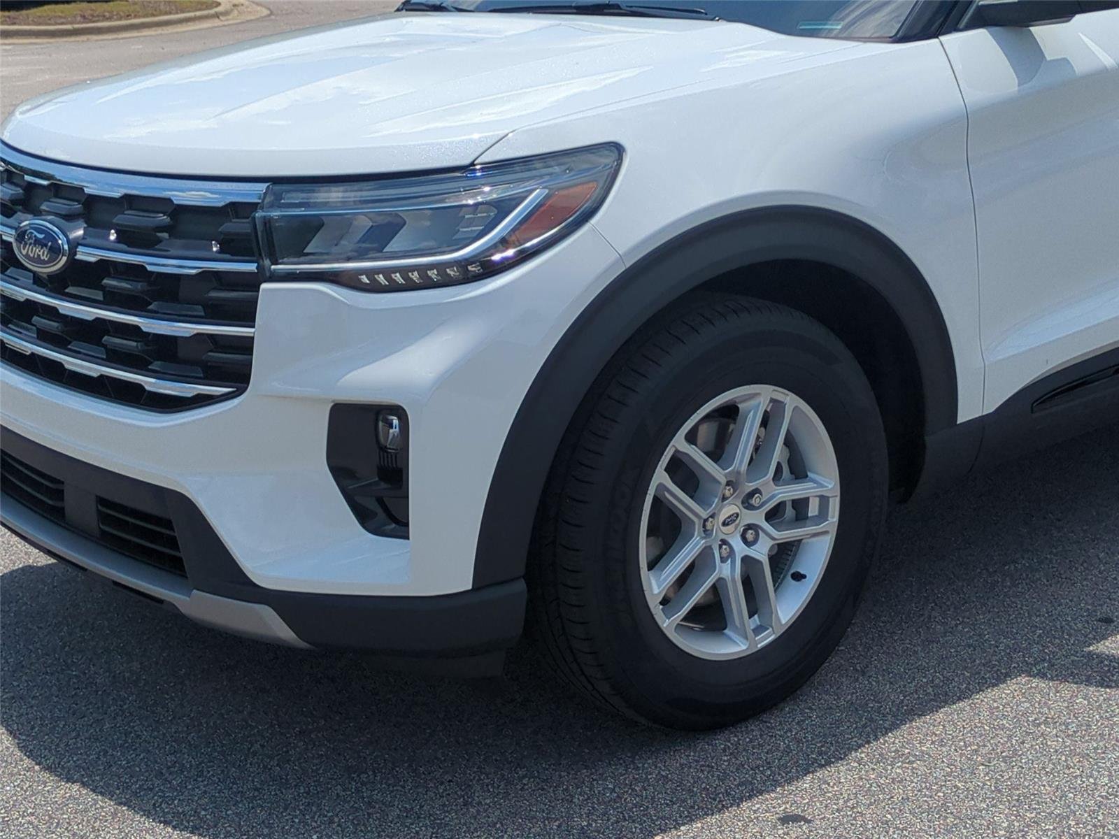 New 2026 Star White Metallic Tri-Coat Ford Active image 9
