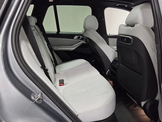 Used 2024 Gray BMW xDrive40i image 15