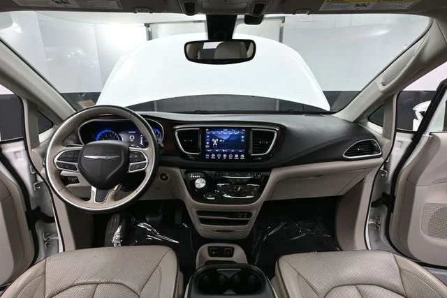 Used 2020 White Chrysler Limited image 25
