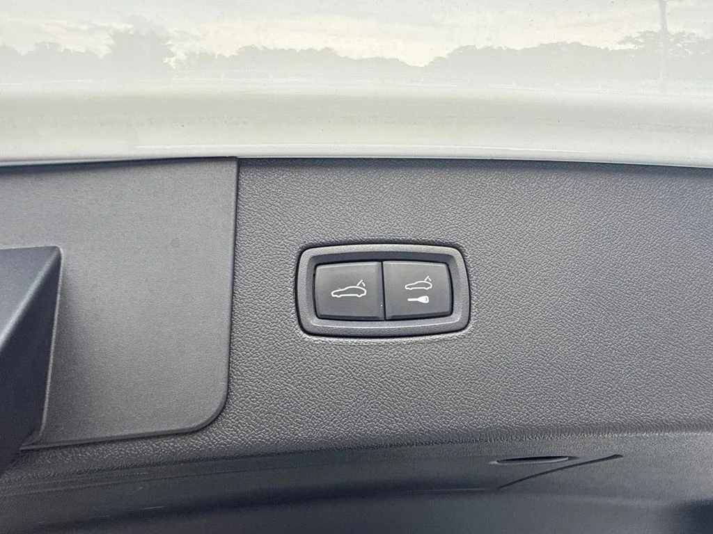 Used 2023  Porsche Base image 22